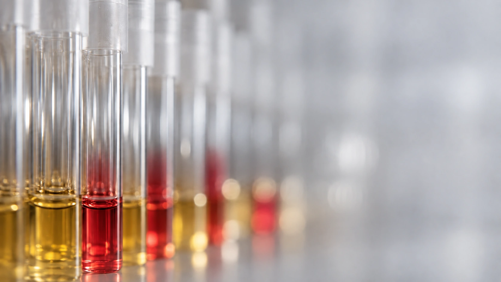Verdunningsbuizen met gekleurde media op een laboratoriumtafel